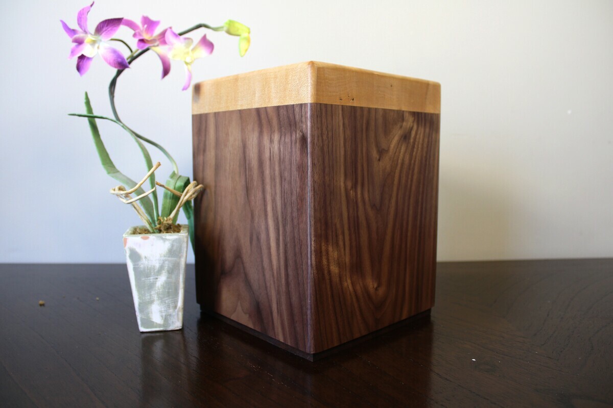 Urne noyer noir et érable figuré Urne noyer noir et érable figuré