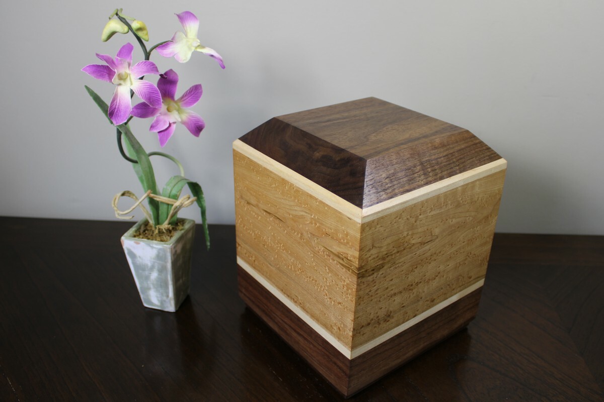 Urne érable piqué et noyer noir Urne érable piqué et noyer noir