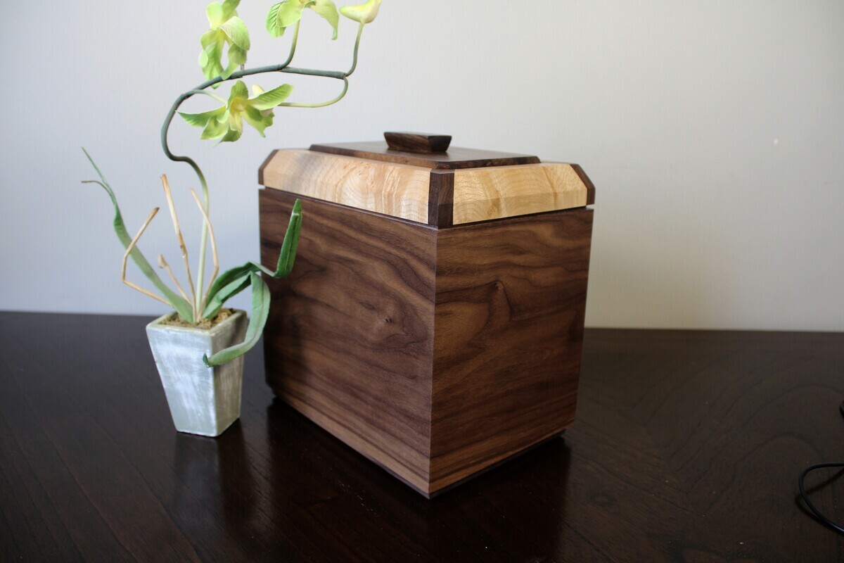 Urne noyer noir et érable figuré avec réceptacle Urne noyer noir et érable figuré avec réceptacle