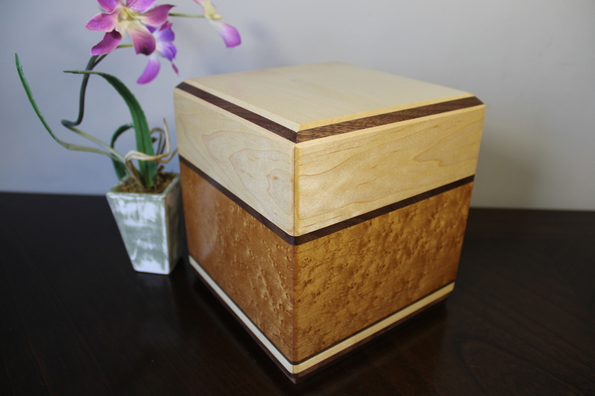 Urne érable clair et érable piqué torréfié Urne érable clair et érable piqué torréfié