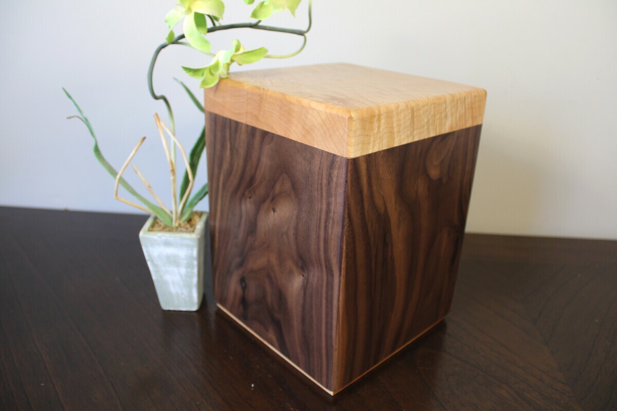 Urne noyer noir et érable flammé Urne noyer noir et érable flammé