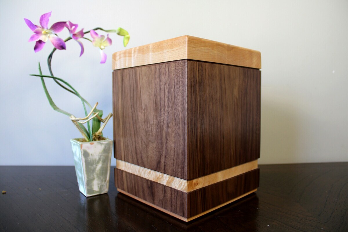 Urne noyer noir et érable matelassé Urne noyer noir et érable matelassé