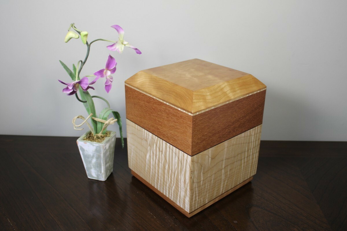 Urne cerisier, acajou et érable ondé Urne cerisier, acajou et érable ondé