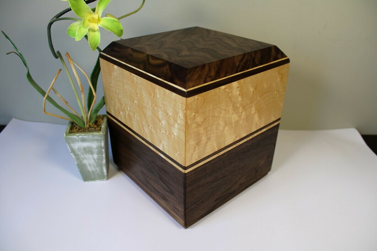 Urne noyer noir et érable piqué Urne noyer noir et érable piqué