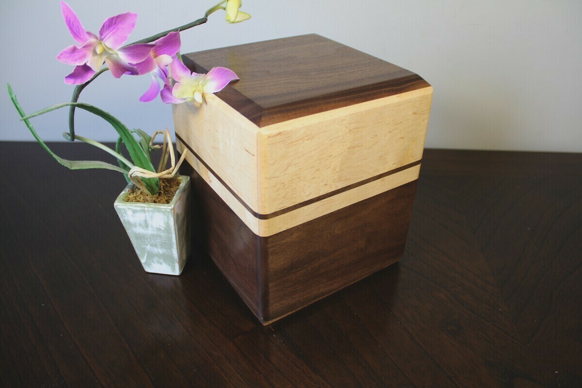 Urne noyer noir et érable tâcheté Urne noyer noir et érable tâcheté